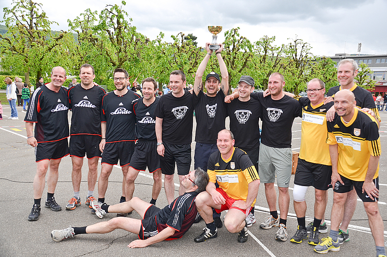 Erschöpfte und zufriedene Teilnehmer der Eierläset 2014: Links die Ad-hoc-Mannschaft des Turnvereins, in der Mitte mit Pokal das Party-Kommando der Feuerwehr Klus, rechts die Mannschaft des Fussballclubs Aesch.  Foto: Jay Altenbach