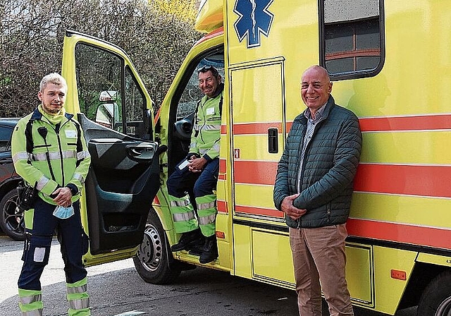 Im Einsatz für die Region: (v.r.) Thomas Schwander, Leiter Rettungsdienst, Rettungssanitäter Alain Baumann und Nathanael Barth. Foto: Gaby Walther