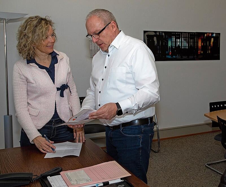 Im Friedensrichterzimmer im Stadthaus Laufen: Isabella Oser und Daniel Haussener beraten über Aufgaben in ihrem Amt. Foto: Martin Staub