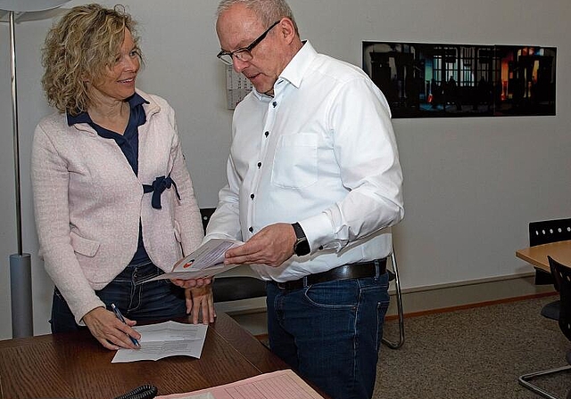 Im Friedensrichterzimmer im Stadthaus Laufen: Isabella Oser und Daniel Haussener beraten über Aufgaben in ihrem Amt. Foto: Martin Staub