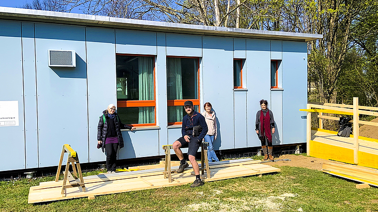 Bald bereit:  (v. links) Fränzi Hagen, Daniel Hostettler, Gaby Meyer und Cécile Bühlmann Huber freuen sich, den Kindertreff nach der Corona-Krise zu eröffnen.   Foto: Caspar Reimer