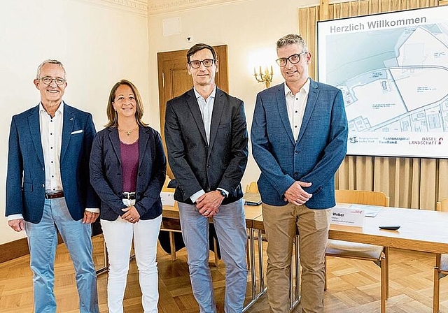 Der Baselbieter Gesundheitsdirektor Thomas Weber, Burgergemeinde-Interimspräsidentin Kathrin Hecht, KSBL-CEO Norbert Schnitzler und der Laufner Stadtpräsident Pascal Bolliger (v.l.). Foto: Nicole Nars-Zimmer