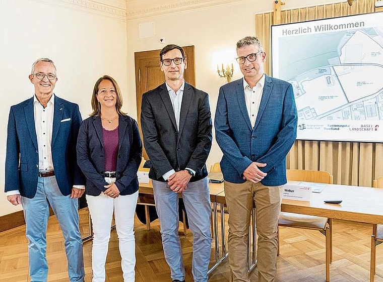 Der Baselbieter Gesundheitsdirektor Thomas Weber, Burgergemeinde-Interimspräsidentin Kathrin Hecht, KSBL-CEO Norbert Schnitzler und der Laufner Stadtpräsident Pascal Bolliger (v.l.). Foto: Nicole Nars-Zimmer