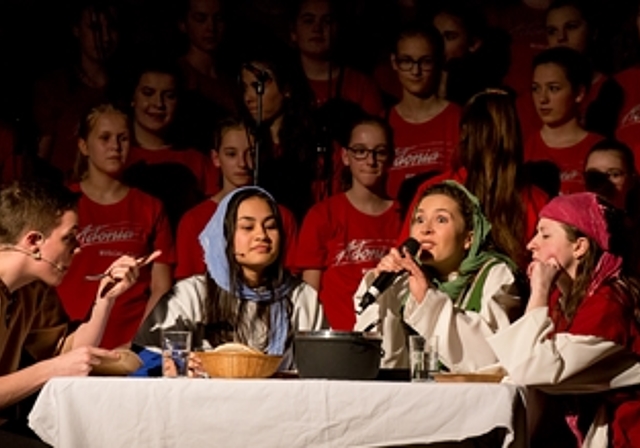 Szenische Darstellung: Das Theaterspielen scheint den Jugendlichen besonders zu gefallen. Fotos: Martin Staub
