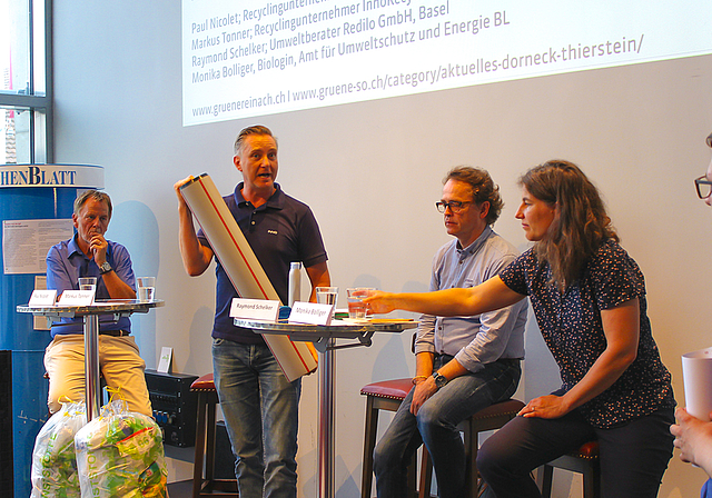 Plastik-Probleme: Im Theaterfoyer in Dornach diskutierten unter der Moderation von Daniel Urech (ganz rechts), Paul Nicolet, Markus Tonner, Raymond Schelker und Monika Bolliger (v. l.).  Foto: Caspar Reimer