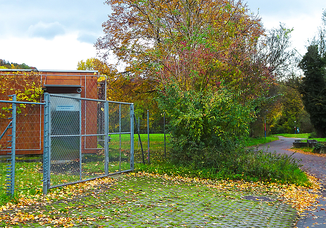 Beim Park im Grünen: Das neue Grundwasserpumpwerk entsteht leicht rechts versetzt wenige Meter hinter dem bereits bestehenden Pumpwerk der Gemeinde Birsfelden.  Foto: Tobias Gfeller