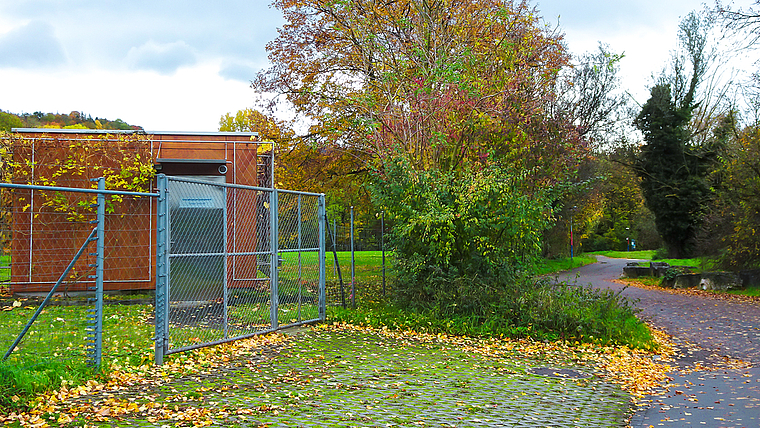 Beim Park im Grünen: Das neue Grundwasserpumpwerk entsteht leicht rechts versetzt wenige Meter hinter dem bereits bestehenden Pumpwerk der Gemeinde Birsfelden.  Foto: Tobias Gfeller