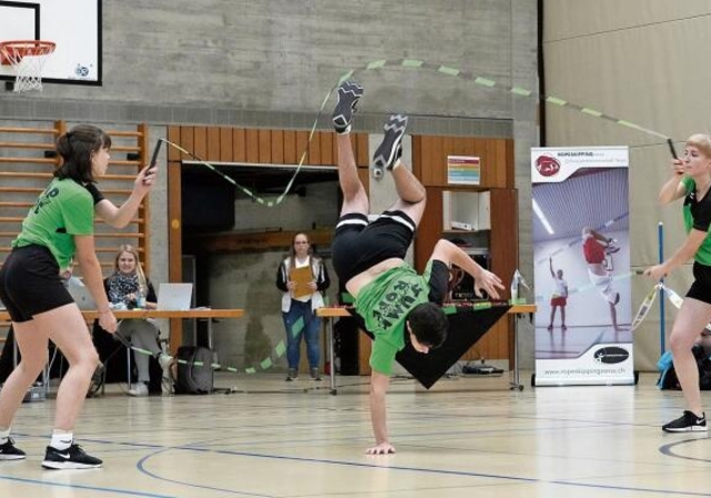 Seiltanz der anderen Art: Jump Rope Steffisburg mit einer akrobatischen Vorstellung. Foto: Roger Grob
