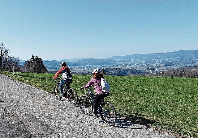 E-Biken liegt im Trend: Mit mehr Ladestationen könnten grössere Touren unternommen werden. Foto: Bea Asper