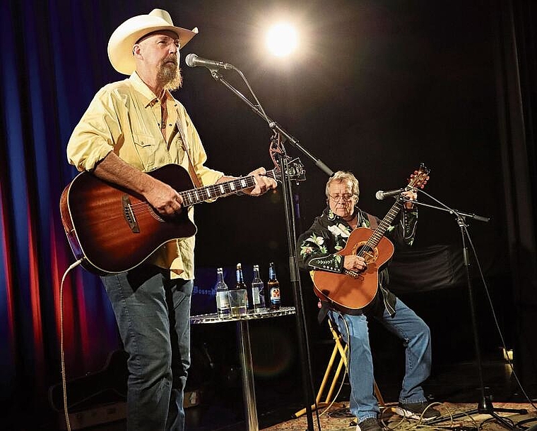 Country: Thomas Michael Riley (links) und Kenny Grimes aus Texas spielten im Alte Schlachthuus. Foto: Carlo Lang