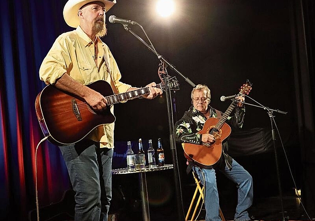 Country: Thomas Michael Riley (links) und Kenny Grimes aus Texas spielten im Alte Schlachthuus. Foto: Carlo Lang