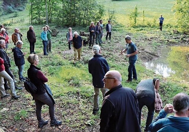 Licht, Wasser und Totholz: Ideale Lebensbedingungen für kleinste Tiere, die sich hier wohlfühlen. Gerhard Walser (beim Teich) erklärt an diesem Ort die Biodiversität. Foto: CARLO LANG