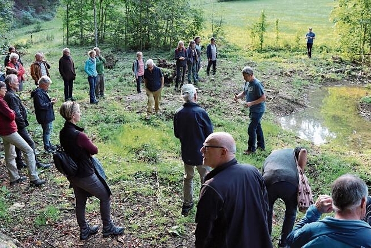 Licht, Wasser und Totholz: Ideale Lebensbedingungen für kleinste Tiere, die sich hier wohlfühlen. Gerhard Walser (beim Teich) erklärt an diesem Ort die Biodiversität. Foto: CARLO LANG