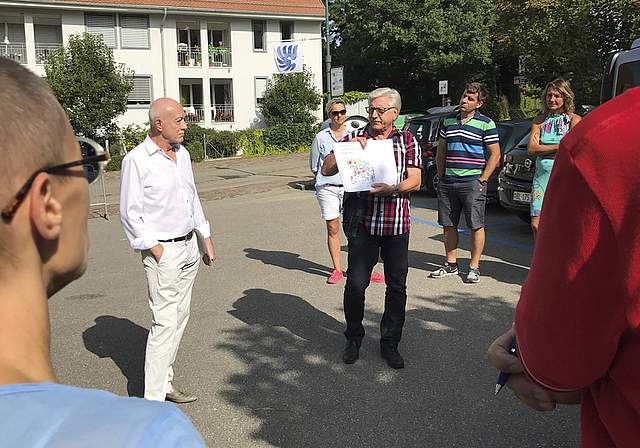 Erläuterungen während des Rundgangs: Bauverwalter René Häner erklärt, welche unterschiedlichsten Aspekte es bei der Weiterentwicklung des Arlesheimer Ortskerns zu berücksichtigen gilt.  Foto: Axel Mannigel