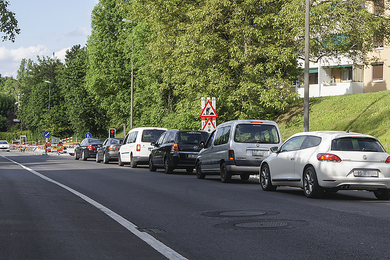 Geduldsprobe 1: An der Talstrasse verursacht die Ampelanlage zu Stosszeiten Rückstaus bis auf die Birseckstrasse.