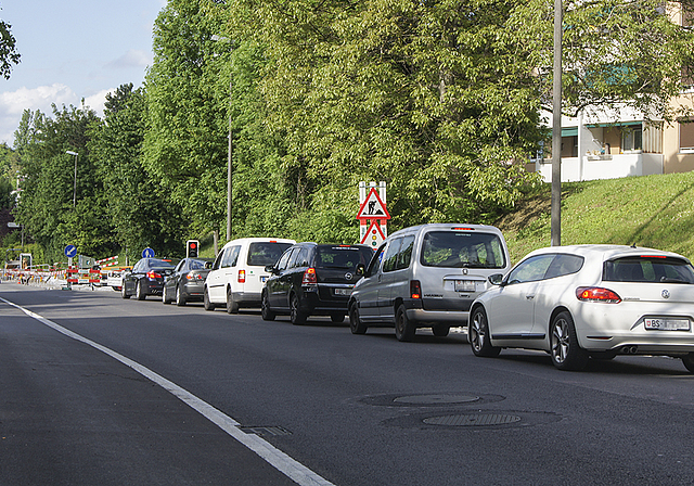 Geduldsprobe 1: An der Talstrasse verursacht die Ampelanlage zu Stosszeiten Rückstaus bis auf die Birseckstrasse.