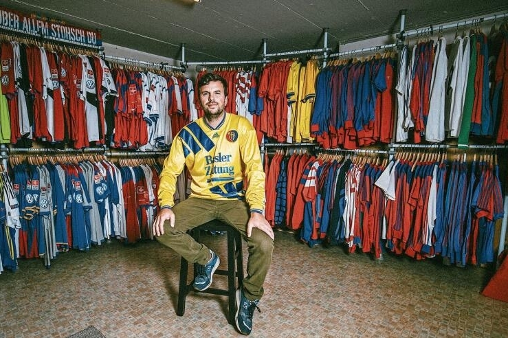 Rund 600 Leibchen: Lorenz Schumacher in seinem Trikotmuseum in Arlesheim. Sämtliche Shirts wurden von FCB-Spielern an  einem Match getragen. Foto: zVg/Luca Cavegn