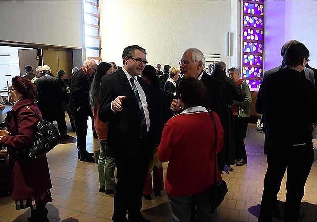 Ökumenischer Gottesdienst: Remo Ankli unterhält sich mit Besucherinnen und Besuchern. Foto: Bea Asper