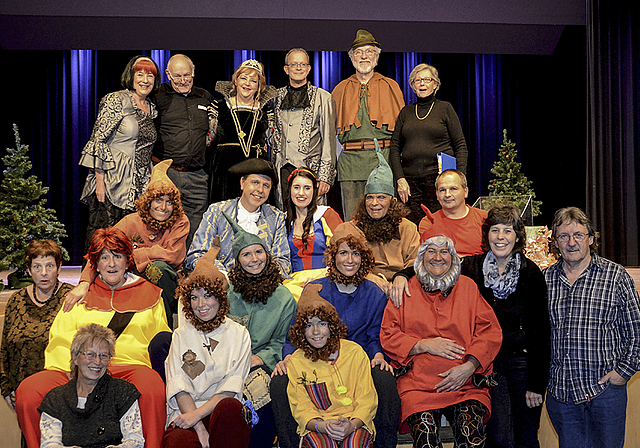 Das Ensemble bei der Generalprobe zu «Schneewittchen und die 7 Zwerge» im Jahre 2014: Vereinspräsident Erwin Schmidt in der oberen Reihe, 2. v. r.  Foto: ZVG