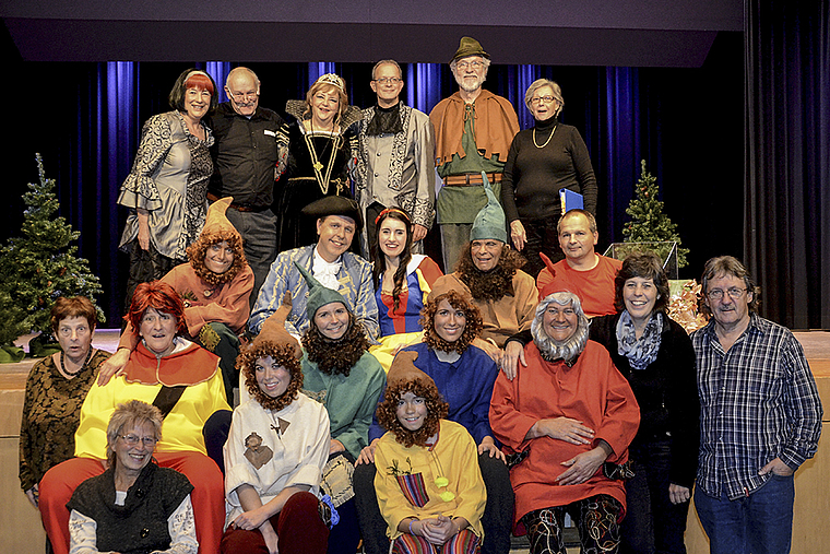 Das Ensemble bei der Generalprobe zu «Schneewittchen und die 7 Zwerge» im Jahre 2014: Vereinspräsident Erwin Schmidt in der oberen Reihe, 2. v. r.  Foto: ZVG