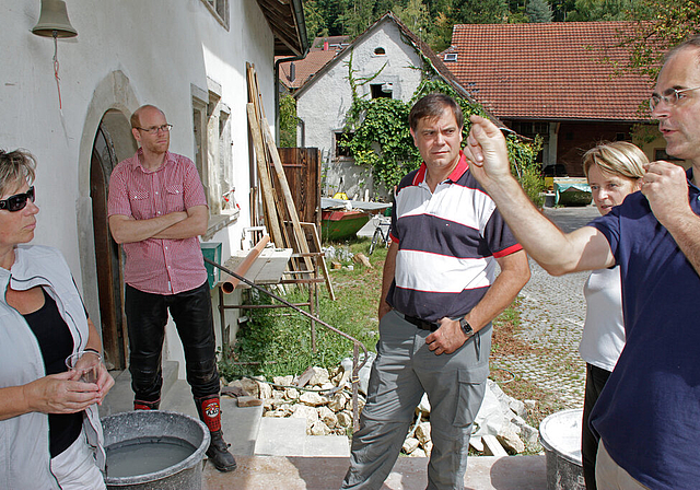 Vorfreude:  Bauherr Job Ubbink (r.), seine Partnerin (daneben) und Architekt Daniel Burckhardt (2. v. l.) informieren. Gemeinderätin Maja Schneiter und Gemeindeverwalter Bruno Benz (v. l.) hören interessiert zu.   Fotos: Martin Staub
