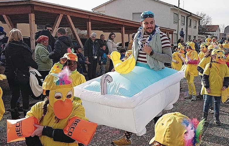 Eine Klasse geht baden: Die kleinen Entlein begleiten ihren Lehrer, der mitsamt Badewanne unterwegs ist.
