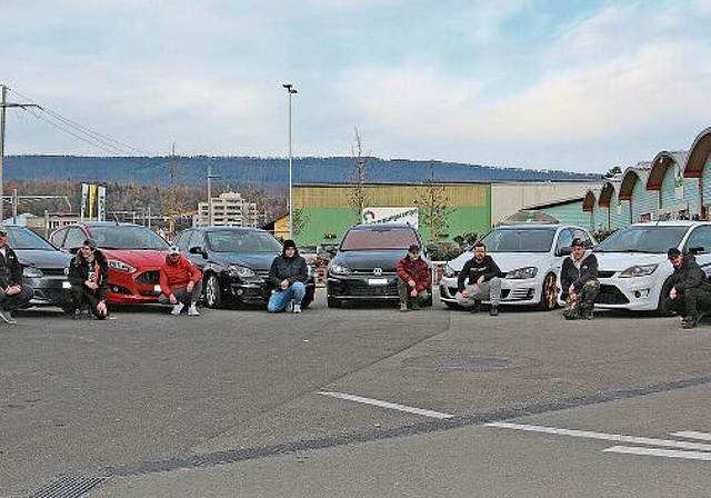 Autoliebhaber: Der Autoclub LaCrewOne mit seinen schmucken Autos. Foto: Gini Minonzio