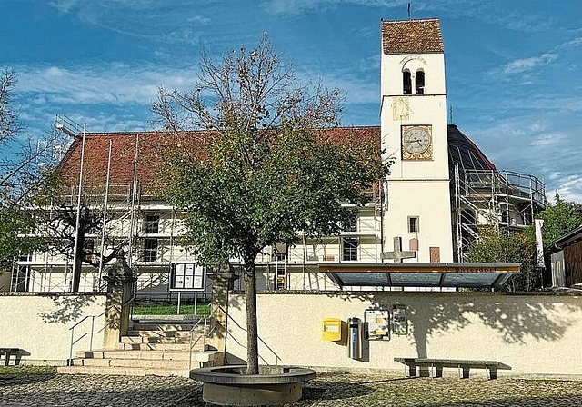 Die Kirche in Hofstetten: Der Kirchenrat hatte sich überlegt, nach dem Brand der Kirche die Instandstellung mit einer Neugestaltung des Innenraums zu verknüpfen. Foto: Bea Asper