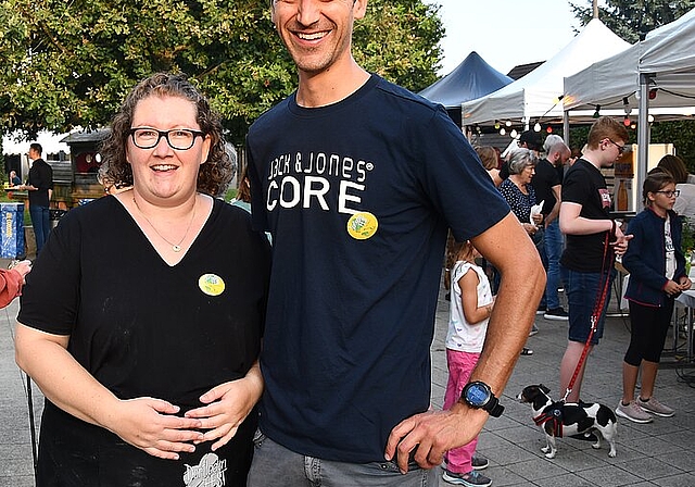 <em>Strahlende Gesichter am Dorfladenfest Witterswil, ein hoch erfreutes Organisationskomitee, auf dem Bild stellvertretend für die vielen fleissigen Helfer:</em> OK- Präsidentin Pascale Cottens (links) und Info-Chef Adrian Altenhoff. Foto: Bea Asp