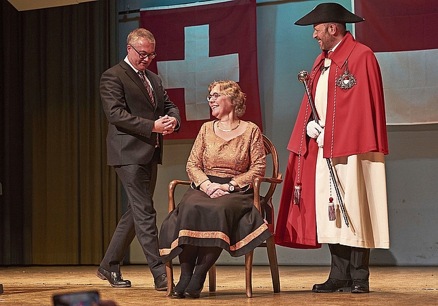 Feier für die neue Kantonsratspräsidentin: Landammann Remo Ankli überreicht Susanne Koch in Erschwil den Stuhl der Kantonsratspräsidentin. Foto: Roland Schmid