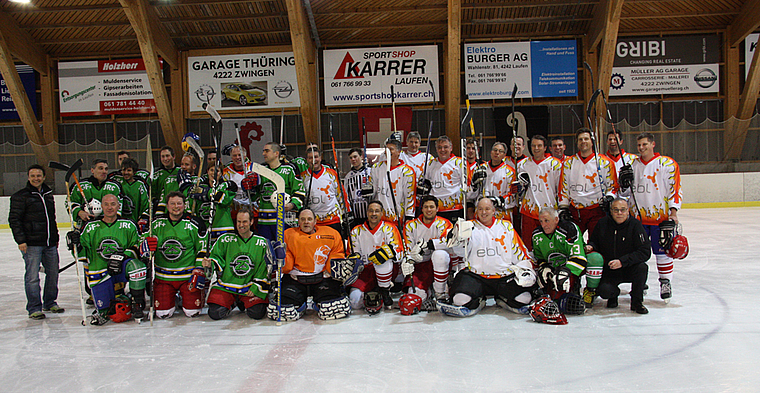 Diesmal in der Eissporthalle in Laufen: Der FC Landrat (grün), mit dabei auch Regierungsrat Isaac Reber (vorne l.), spielten gegen das Powerteam der EBL. Foto: Gaby Walther