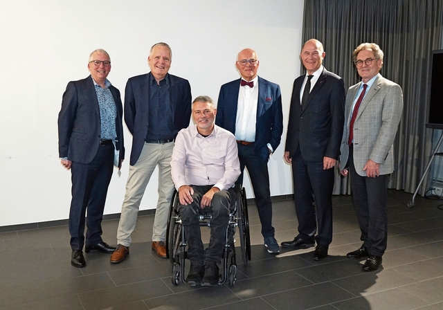 Feierten 25 Jahre Business Parc: (v. l.) Martin Helfenstein (Präsident Förderverein «club étoile»), Gaudenz von Capeller (Geschäftsführer Business Parc Reinach), Ferdinand Pulver (Gemeindepräsident), Klaus Endress (Stiftungsratspräsident), A