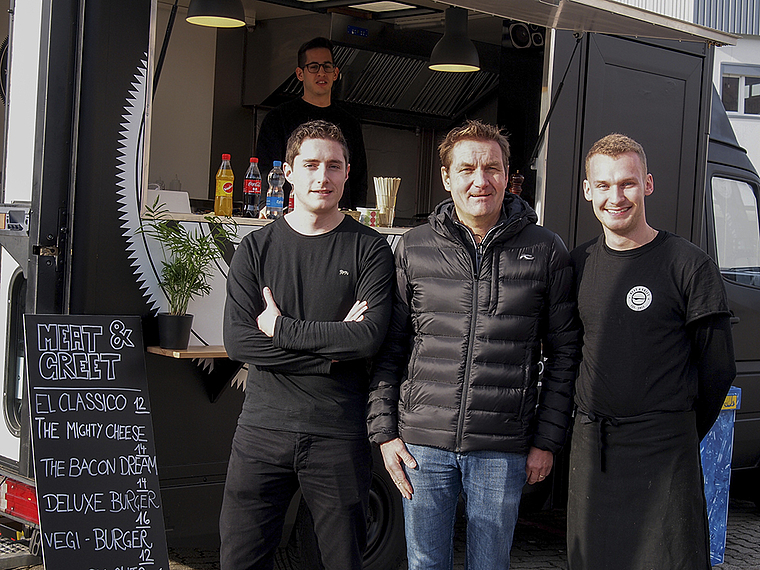 Der Restauranttester ist sehr zufrieden: Daniel Bumann zwischen Bojan Hofmann (l.) und Manuel Eberle. Foto: Tobias Gfeller