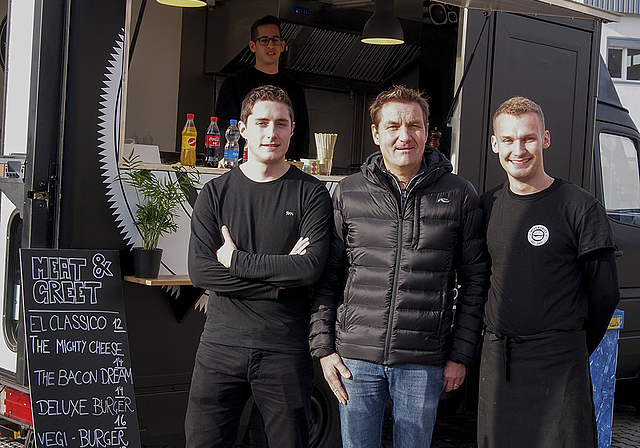 Der Restauranttester ist sehr zufrieden: Daniel Bumann zwischen Bojan Hofmann (l.) und Manuel Eberle. Foto: Tobias Gfeller