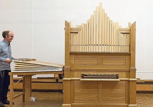 Mächtiges Instrument: Martin Kirnbauer, Leitungsmitglied der Schola Cantorum Basiliensis, mit der «auferstandenen» Orgel. Foto: zVg