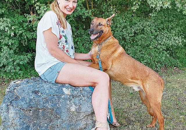 Ein Herz und eine Seele: Claudia Lang, Gründerin von «fair-dogs», mit ihrem Mischling Thor. Foto: Fabia Maieroni