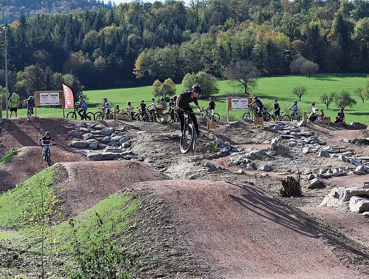 Hoch hinaus: Die grossen Sprünge waren das Highlight für viele der Biker und Bikerinnen. Foto: Benedikt Kaiser