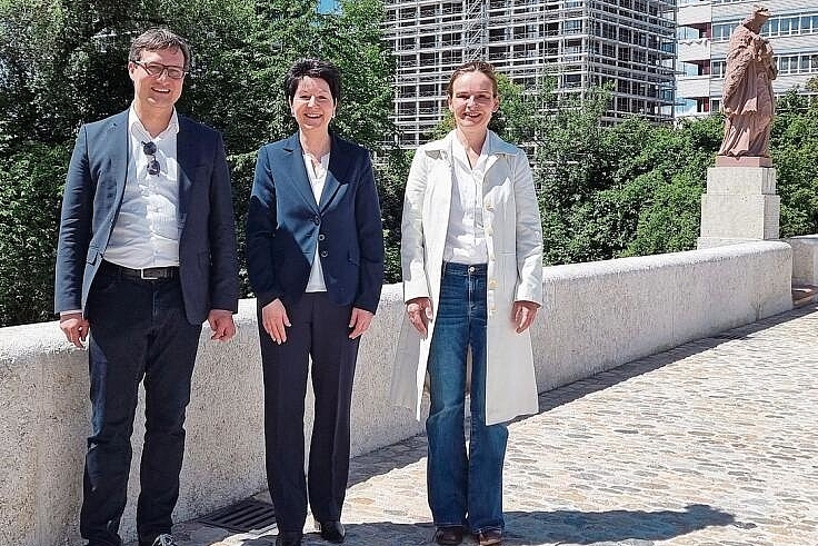 Stehen auf der sanierten Brücke: (v. l.) der Dornacher Gemeindepräsident Daniel Urech, Regierungsrätin Sandra Kolly und die Projektleiterin Pia Misteli. Foto: Fabia Maieroni