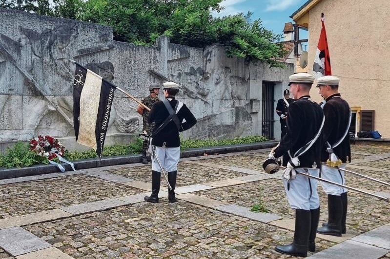 Symbolischer Akt: Nachdem der Kranz niedergelegt worden ist, ehrt ihn die Dornachia Solodorensis. Fotos: Fabia Maieroni