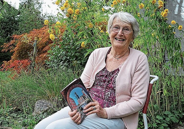 «Von guten Mächten»: Marianne Stark, in ihrem Garten in Zwingen, präsentiert ihren zweiten Erzählband. Foto: Gaby Walther