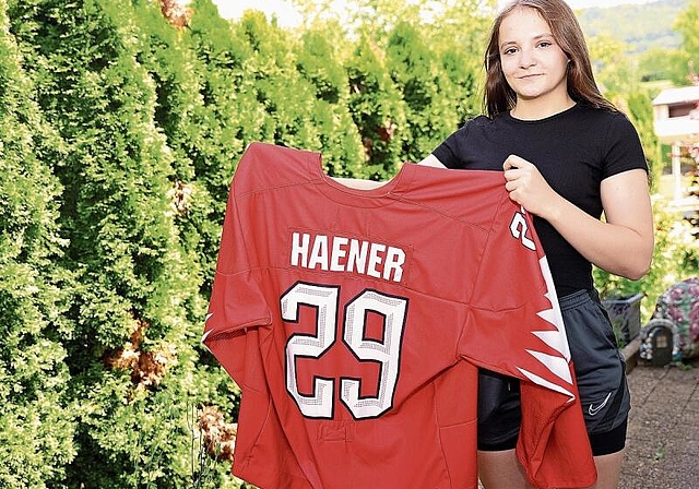 Stolz: Nadia Häner mit dem Shirt, das sie beim Sieg gegen Deutschland trug. Foto: eh-presse