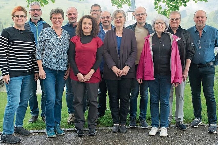 Die Gründungsmitglieder: (v.l.) Rita Ammann, Andreas Ramseier, Astrid Bärtschi, Roland Borer, Sabine Ryser, Paul Neuschwander, Stephan Kaiser, Susanne Koch, Philipp Stenz, Heidi Stenz, Urs Peter Jeker und Camille Wohlgemuth. Den Vorstand der WBG Wohnen im Kern bilden Rita Ammann, Andreas Ramseier, Susanne Koch, Philipp Stenz und Urs Peter Jeker. Foto: zvg