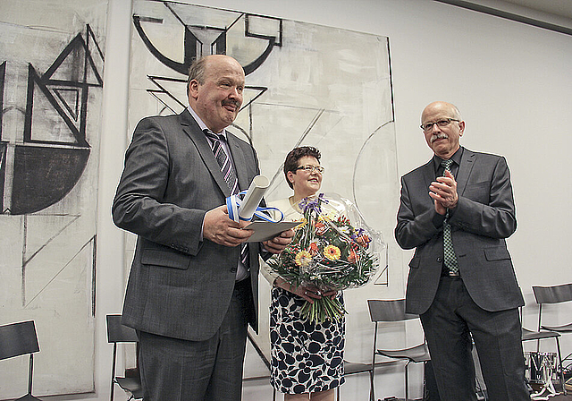 Ehrung: Gemeindepräsident Urs Hintermann applaudiert den Preisträgern Maria und Josef Leu.  Foto: Tobias Gfeller