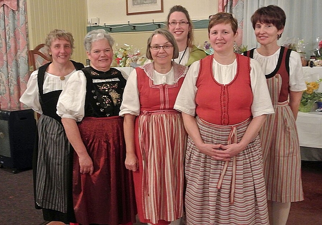 Einige der Trachtenfrauen (v.l.): Sabine Wyss, Ida Schaffter, Doris Leibundgut, Nicole Gschwind, Luzia Gröli, Brigitte Baumann. Foto: zVg Liane Schär