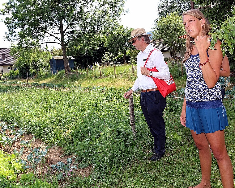 Ökologisch angebaut, fair gehandelt: Dominique Oser erklärt die neuen Anbaumethoden. Foto: Gini Minonzio