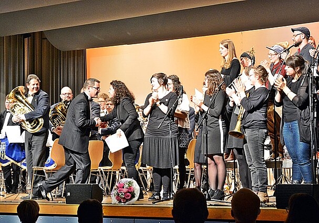 <em>Geschafft: </em>Reto Näf und Sarah Hänggi gratulieren sich, Brass Band und Beizenchor applaudieren sich gegenseitig. Foto: Roland Bürki