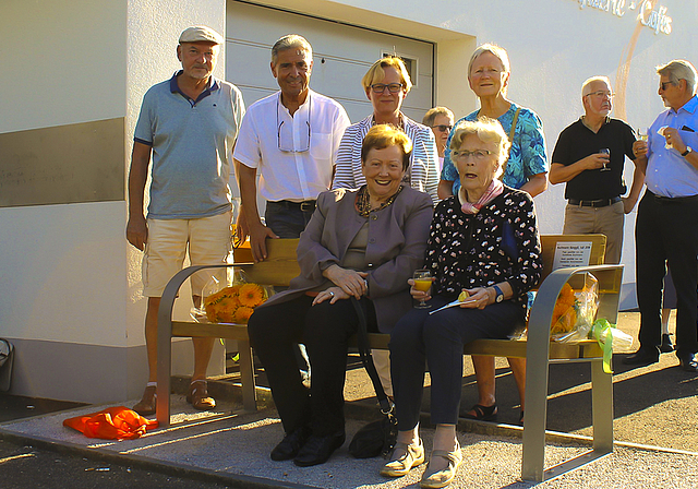 Das Buchmann-Bänggli ist sehr beliebt: Auch der Präsident des Seniorenrats Willy Toggenburger und Gemeinderätin Heidi Frei (2. und 3. v. l. stehend) freuen sich über die neue Sitzgelegenheit.  Foto: Axel Mannigel