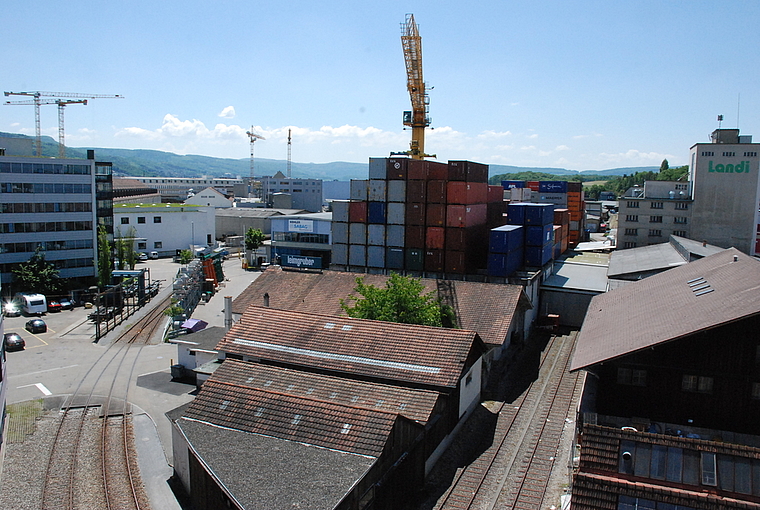 Blick von oben: Von der Plattform des «Rakete»-Turms eröffnet sich eine faszinierende Aussicht auf den südlichen Teil des Dreispitzareals.  Foto: Thomas Brunnschweiler