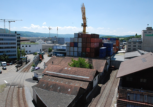 Blick von oben: Von der Plattform des «Rakete»-Turms eröffnet sich eine faszinierende Aussicht auf den südlichen Teil des Dreispitzareals.  Foto: Thomas Brunnschweiler