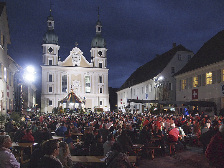 Der Dom im Fernsehen: Die Jass-Sendung fand in einzigartiger Ambiance statt.  Fotos: Tobias Gfeller